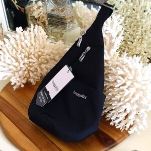 Baggallini - 🔥NWT🔥 crossbody/fanny pack. All black. NEVER USED. Has tag